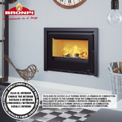 Lareira embutida preta com fogo visível, relógio, cesto com lenha e lâmpada suspensa