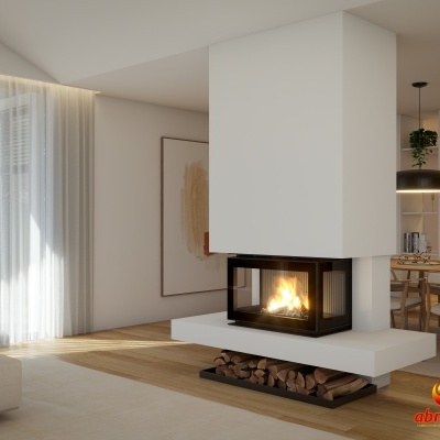 Lareira branca embutida com vidro preto e fogo aceso numa sala moderna com chão de madeira e cortinas brancas