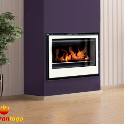 Lareira embutida moderna numa parede roxa com planta ao lado e chão de madeira clara