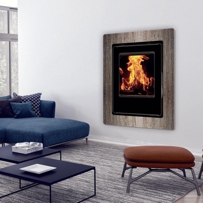 Sala moderna com lareira embutida, sofá azul, mesa preta e banco castanho