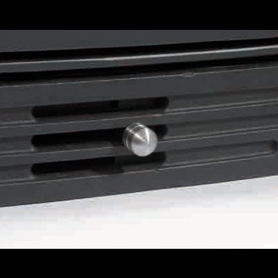 Grelha preta com botão metálico prateado no centro