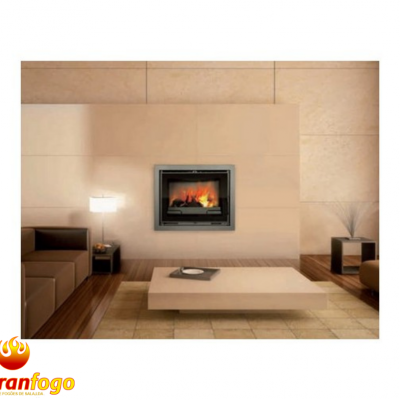 Lareira embutida numa sala moderna com móveis castanhos e paredes bege