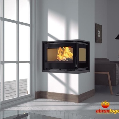 Lareira embutida de canto com vidro e fogo aceso