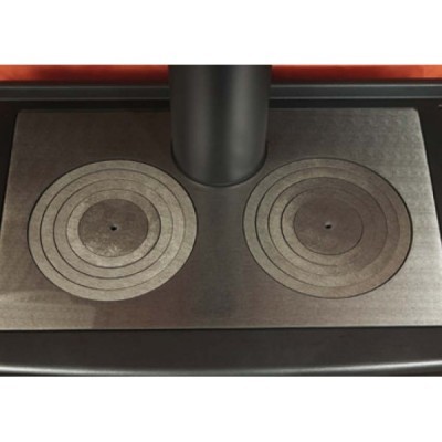 Placa de fogão em ferro fundido com duas bocas circulares e tubo de fumo preto