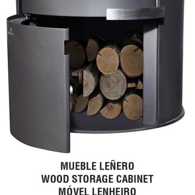 Armário redondo cinza para armazenamento de lenha com porta aberta e lenha visível