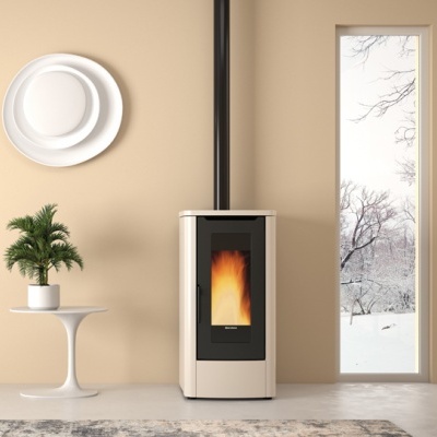 Recuperador de calor bege com fogo visível, mesa branca com planta, parede bege e janela estreita