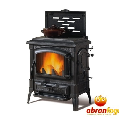 Lareira a lenha preta em ferro fundido com fogo visível e logótipo abranafogo