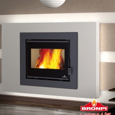 Lareira embutida com fogo aceso e moldura cinza