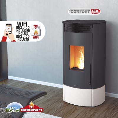 Lareira pellet preta com base branca num interior moderno, mostrando fogo, com texto WiFi incluído.