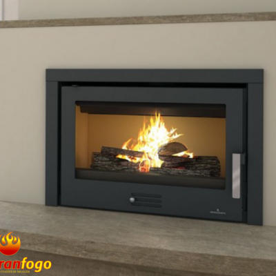 Lareira embutida com estrutura metálica preta e vidro frontal