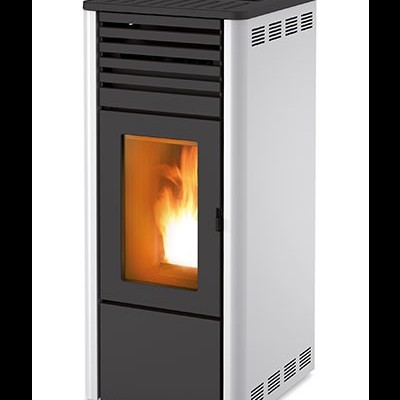 Estufa de pellets branca com frente preta e chama visível através do vidro