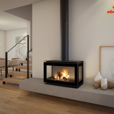 Lareira moderna embutida com vidro e chamas visíveis numa sala com decoração minimalista