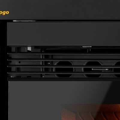 Lareira embutida preta com vidro frontal e chama visível.