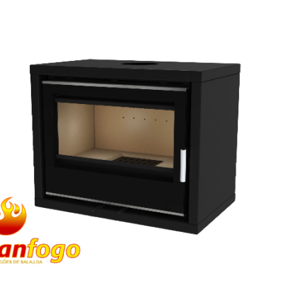 Lareira preta de metal com porta de vidro e punho metálico