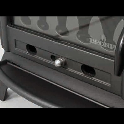 Parte inferior de fogão ou lareira metálica preta com botão e padrão decorativo