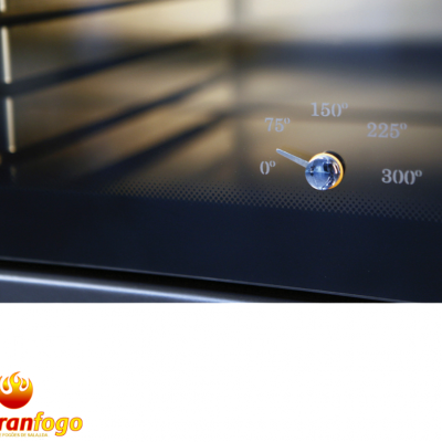 Forno de aço inox com controlo de temperatura e porta de vidro escurecido