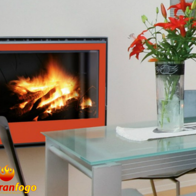 Lareira embutida com fogo aceso e mesa de vidro com vaso de flores