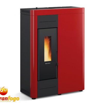 Estufa vermelha com porta preta de vidro exibindo fogo