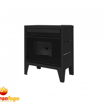 Lareira pellet preta em metal com porta de vidro