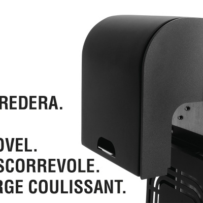 Texto em vários idiomas sobre tampa de carga deslizante