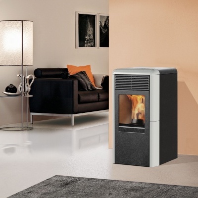 Lareira ou salamandra cinza escuro e branco com vidro frontal num ambiente interior moderno