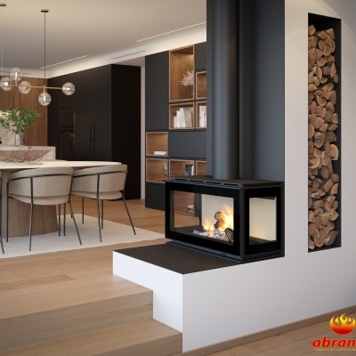 Lareira moderna de vidro e metal preto numa sala com cadeiras estofadas bege e móveis de madeira clara.