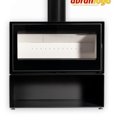 Lareira metálica preta com vidro frontal e interior branco e logo Abranfogo