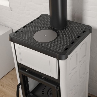 Fogão a lenha branco com topo de ferro fundido preto texturizado e porta de vidro