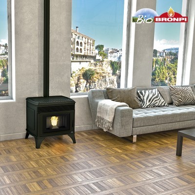 Lareira bioetanol preta em sala com sofá cinzento e vista para penhasco