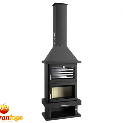 Lareira metálica preta com chaminé e vidro frontal