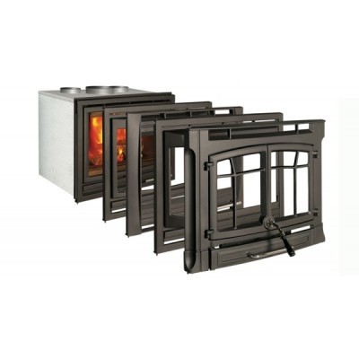 Portas para lareira em ferro fundido preto com vidro, dispostas em sequência em fundo branco