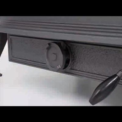 Detalhe de mobiliário preto com botão redondo e alavanca preta