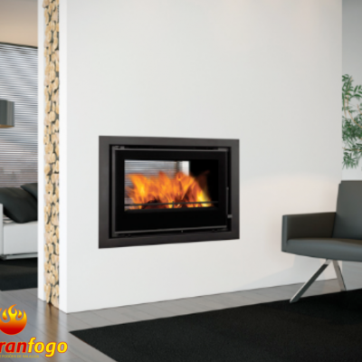 Lareira embutida preta com fogo numa sala moderna com cadeira cinzenta e parede branca