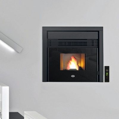 Lareira de parede embutida em metal preto com chama visível