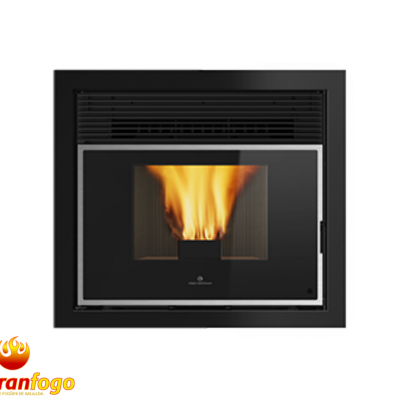 Lareira embutida preta com porta de vidro e moldura prateada mostrando fogo interno
