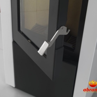 porta de fogão a lenha em metal preto e branco com alça metálica e logótipo abranfogo