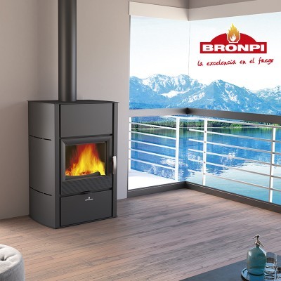 Lareira a lenha preta com fogo visível num interior moderno com vista para lago e montanhas