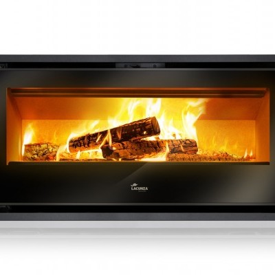 Lareira embutida preta com fogo e troncos simulados