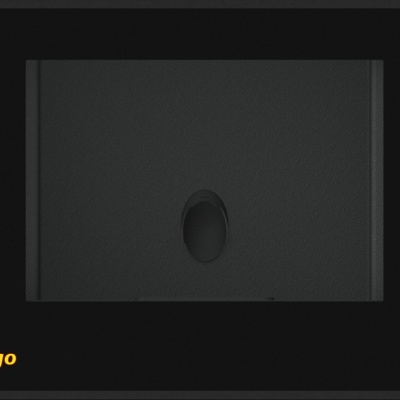 Chapa metálica preta com orifício oval e logótipo abranfogo no canto inferior esquerdo