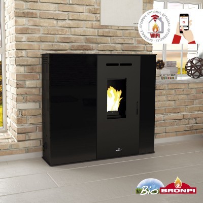 Lareira estufa preta com vidro frontal e controlo WiFi, parede de tijolos e piso cinza