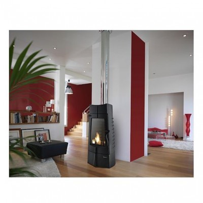 Lareira moderna preta com tubo em sala branca com detalhes vermelhos e piso madeira