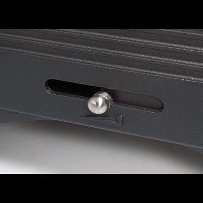 Dispositivo cinzento escuro com botão metálico numa ranhura alongada