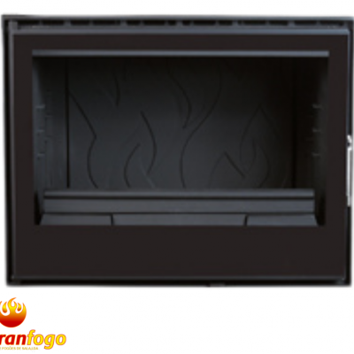 Lareira preta de metal com texto ABRANFOGO no canto inferior esquerdo