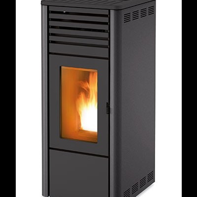 Estufa de pellets preta com vidro frontal e chama de fogo