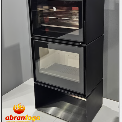 Fogão a lenha moderno preto com duas câmaras e termómetro na câmara superior