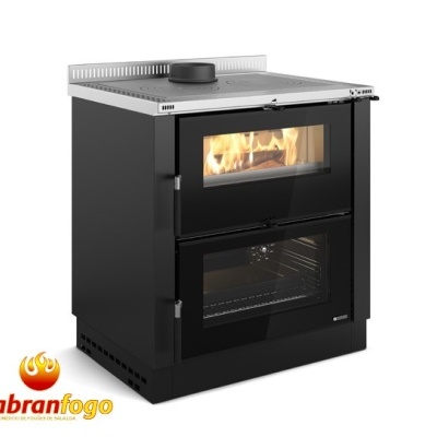 Fogão a lenha preto com duas portas de vidro e logótipo Abranfogo