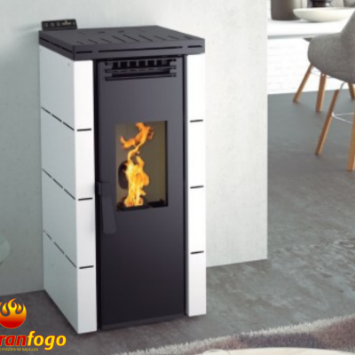 Estufa de pellets branca com porta preta e chama visível