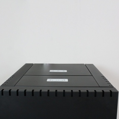 dispositivo eletrónico preto com etiquetas brancas