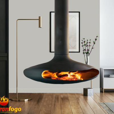 Lareira suspensa negra com fogo aceso numa sala moderna com chão de madeira e decoração minimalista