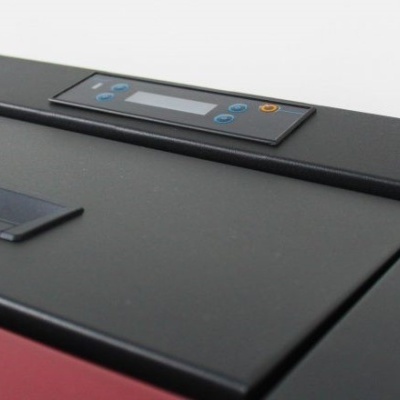 Impressora multifunções preta com painel digital e puxador